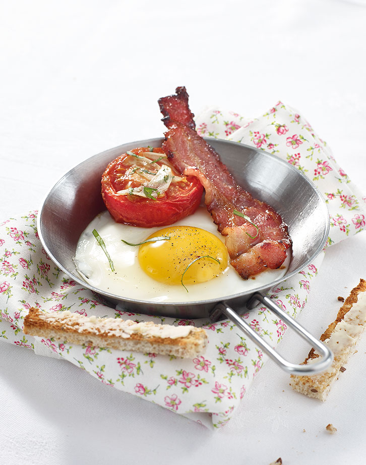 Oeuf au plat bacon & tomates provençales
