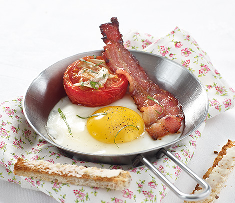 Oeuf au plat bacon & tomates provençales